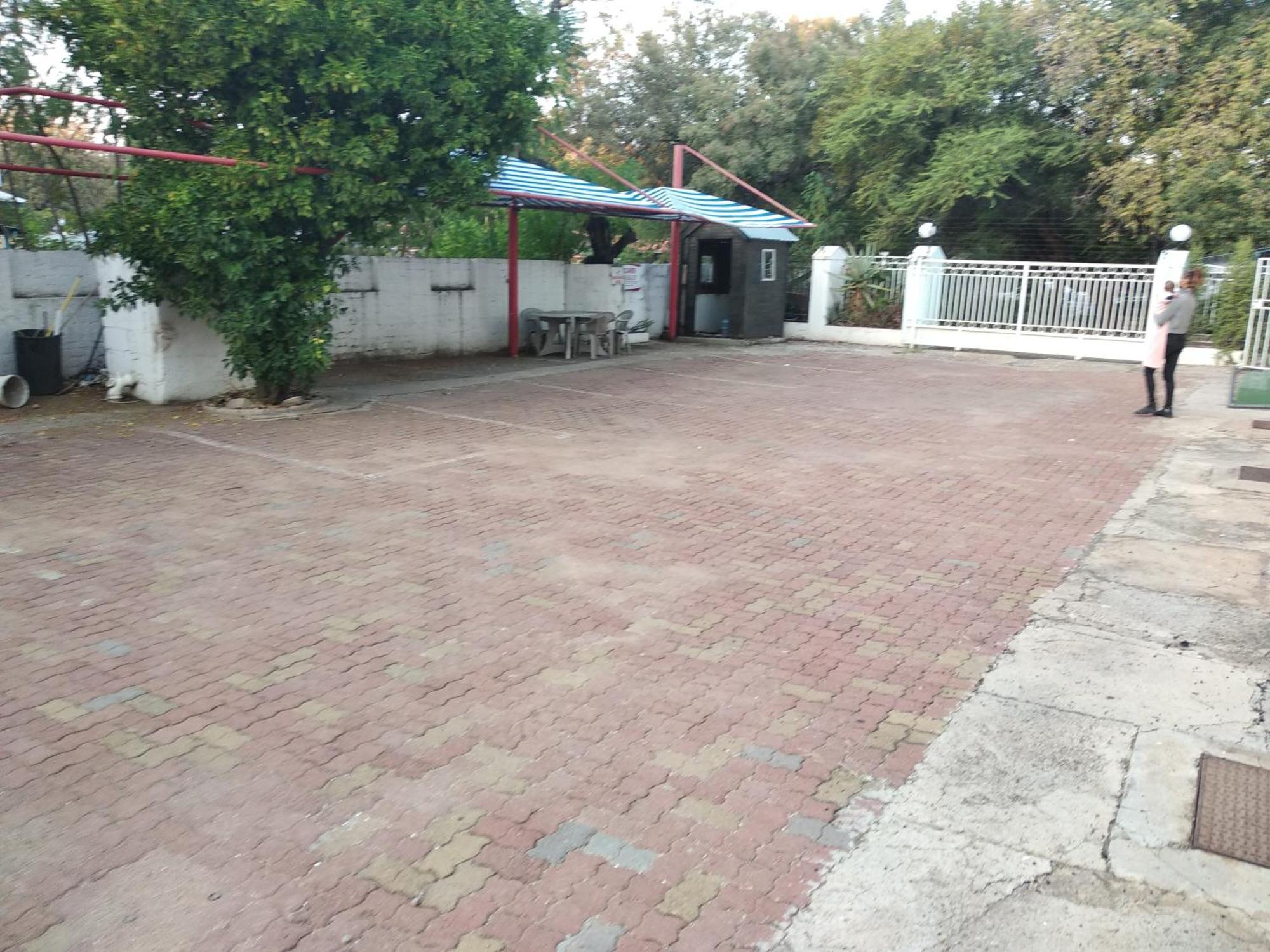 Brackendene Lodge Gaborone Bagian luar foto