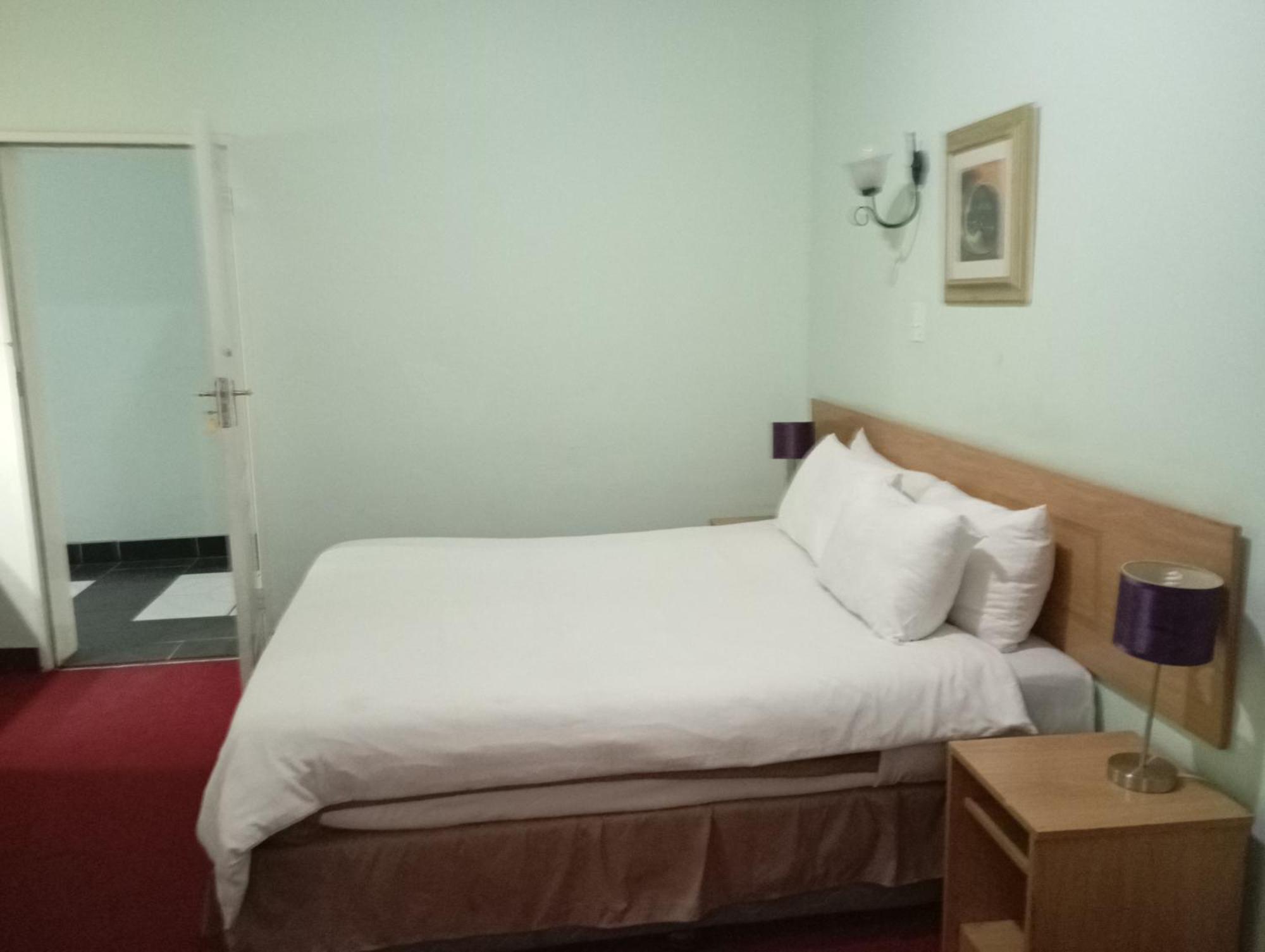 Brackendene Lodge Gaborone Bagian luar foto