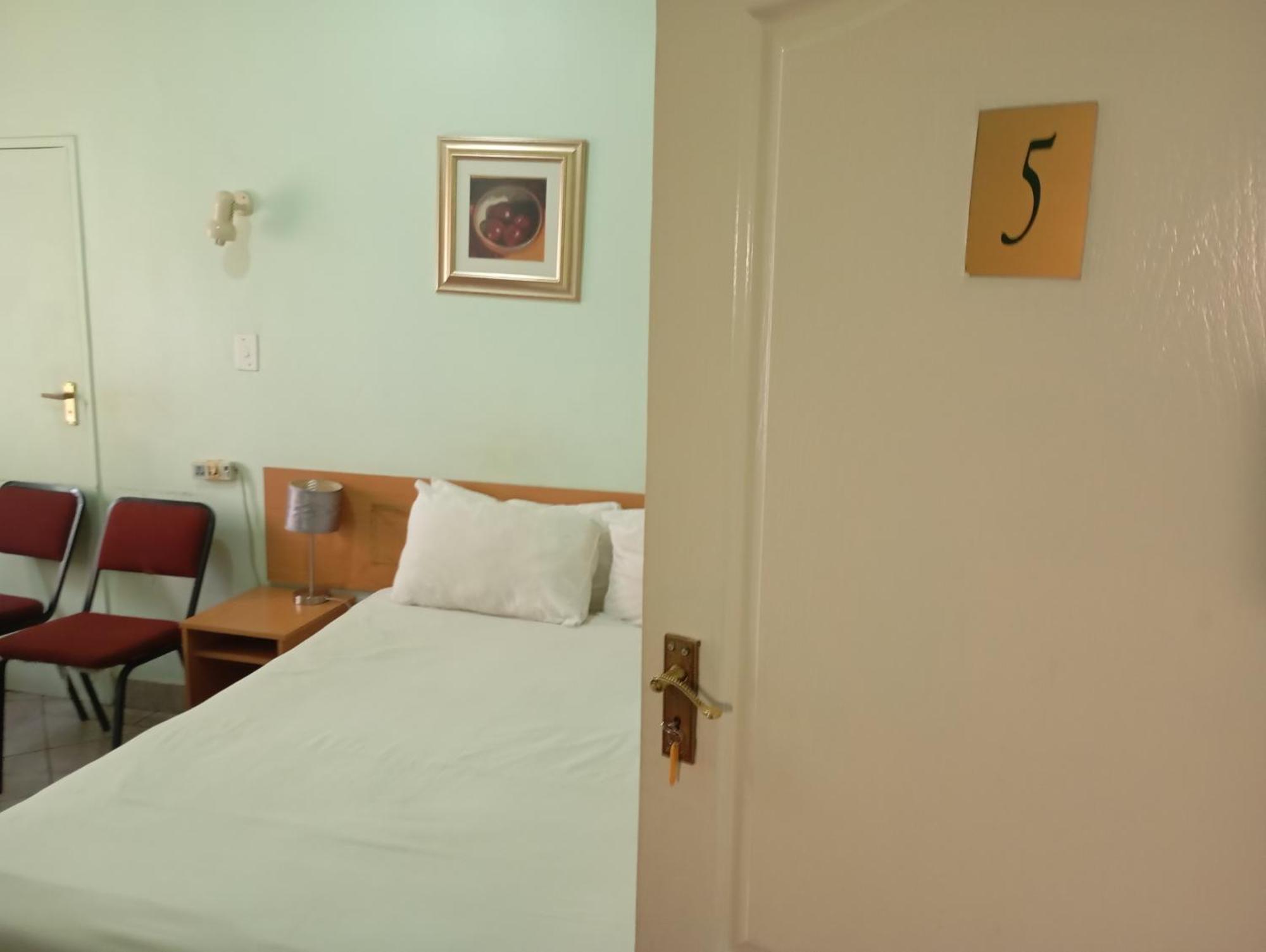 Brackendene Lodge Gaborone Bagian luar foto